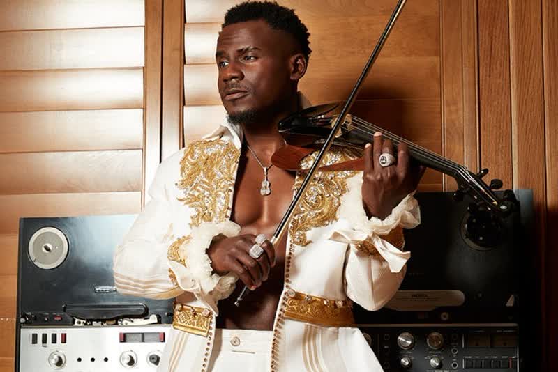 Demola live artist photo with violin, Amaturo Theater Fort Lauderdale